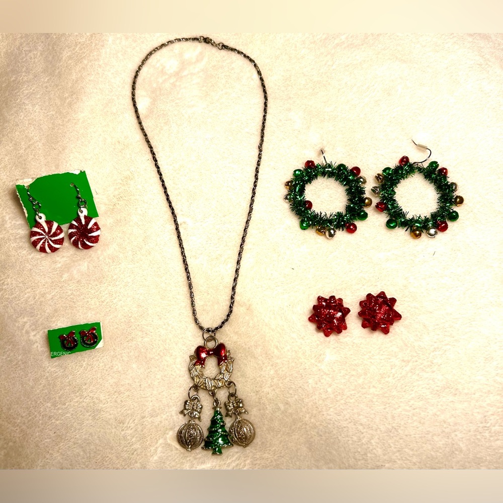 5 Piece Lot Of Christmas/Holiday Themed Jewelry
